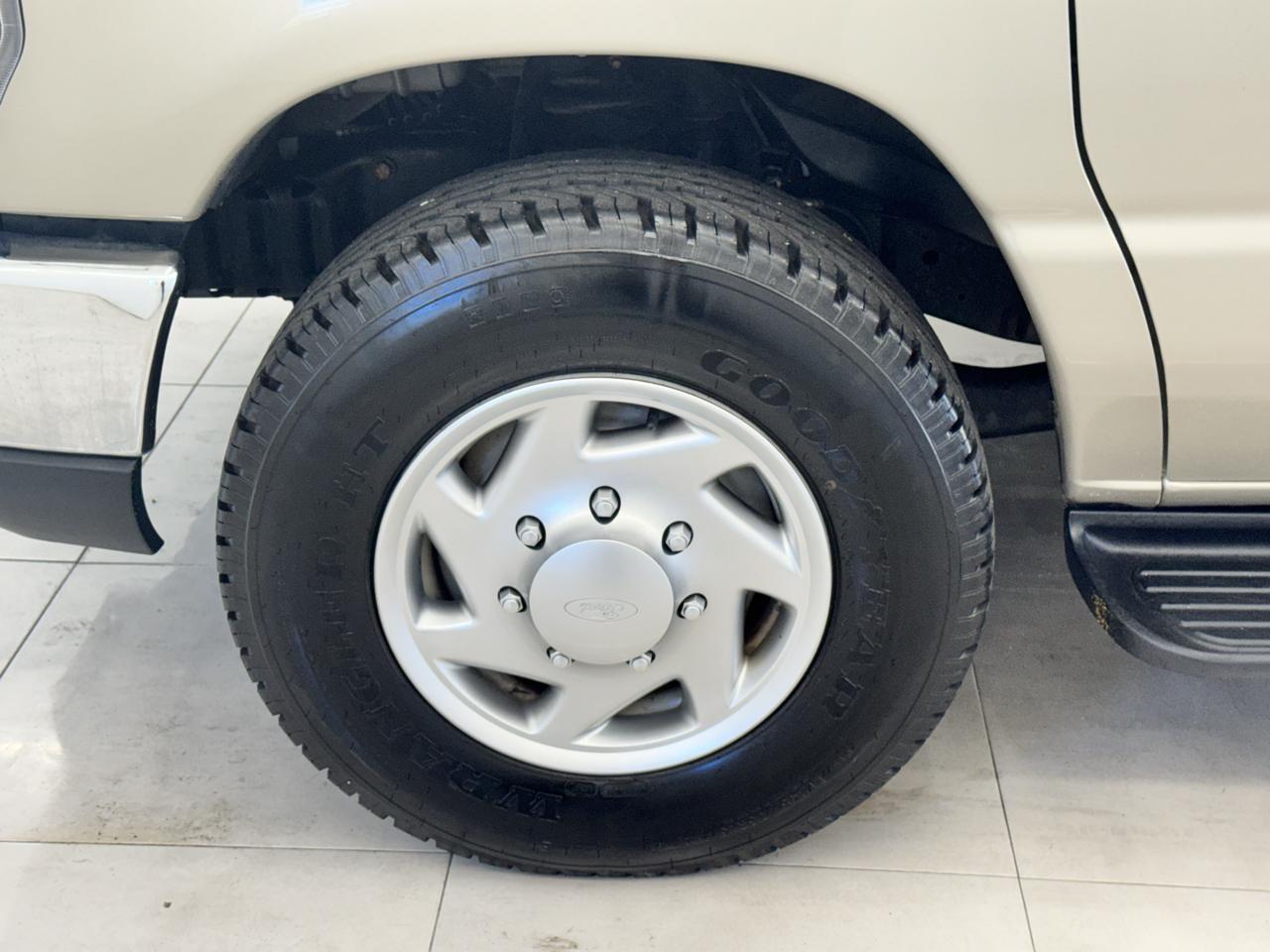 Ford Econoline Wagon E-350 Super Duty Ext XLT 2012