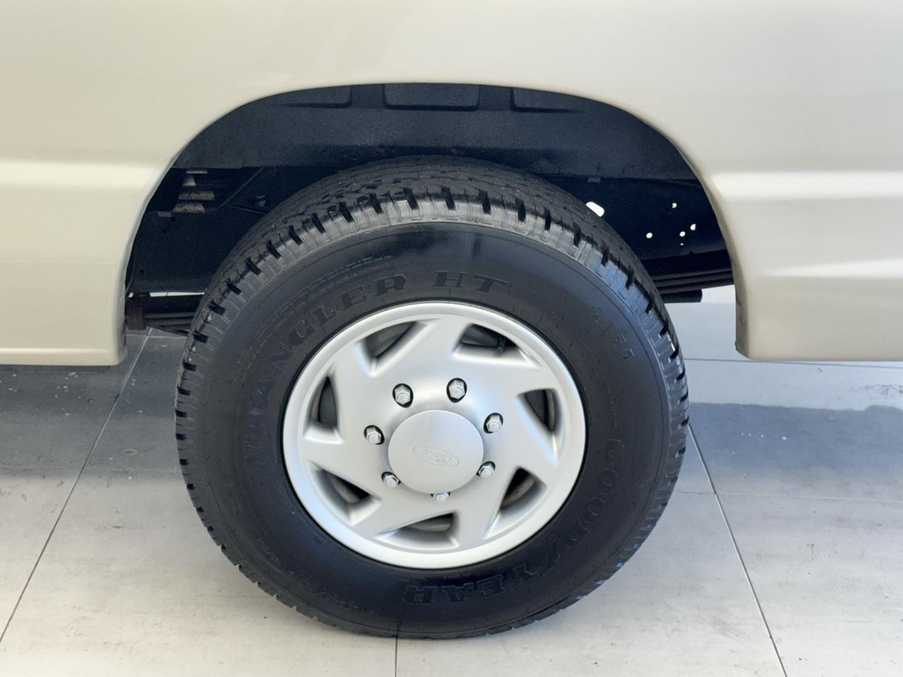 Ford Econoline Wagon E-350 Super Duty Ext XLT 2012