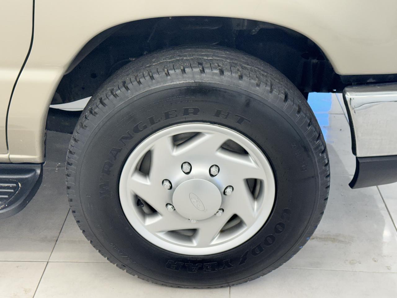 Ford Econoline Wagon E-350 Super Duty Ext XLT 2012