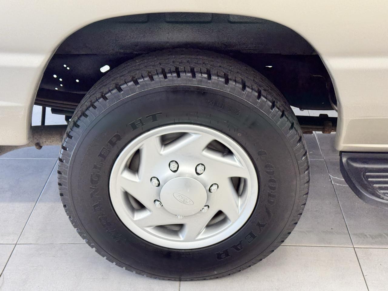 Ford Econoline Wagon E-350 Super Duty Ext XLT 2012