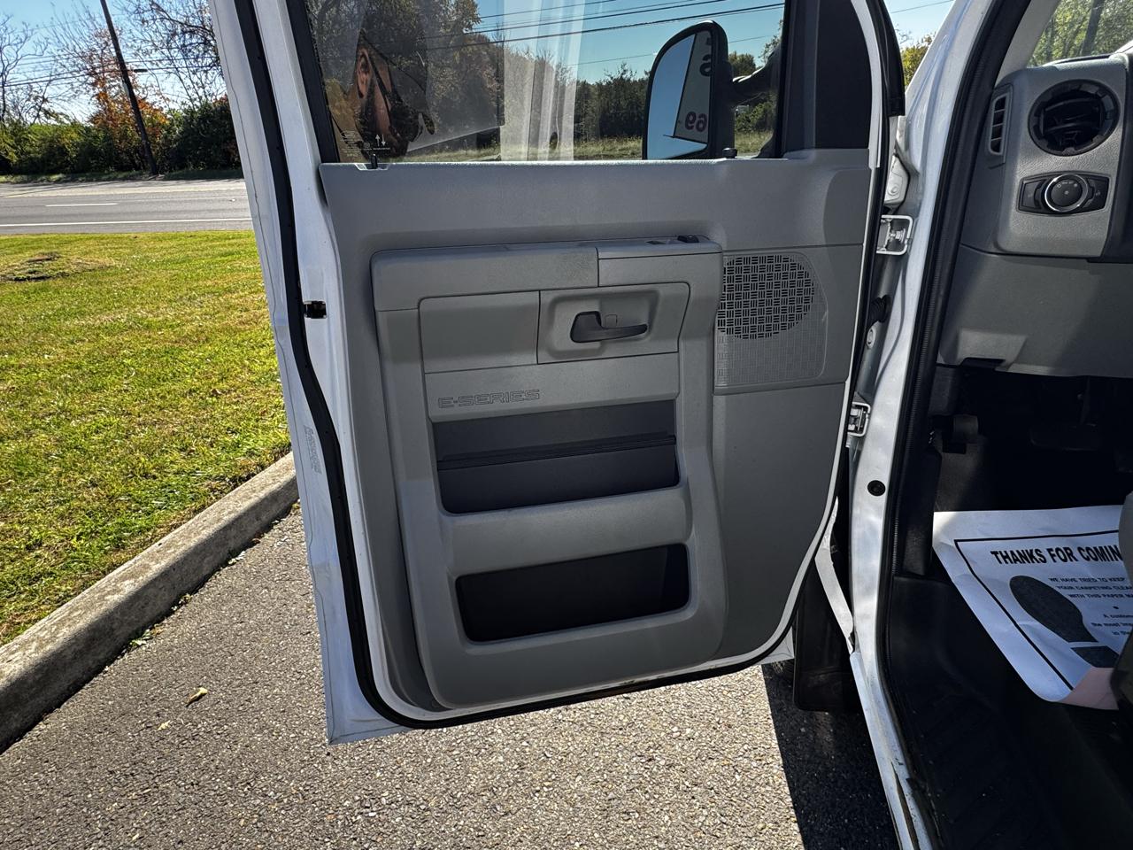 Ford E-Series Cutaway E-350 SRW 138" WB 2022