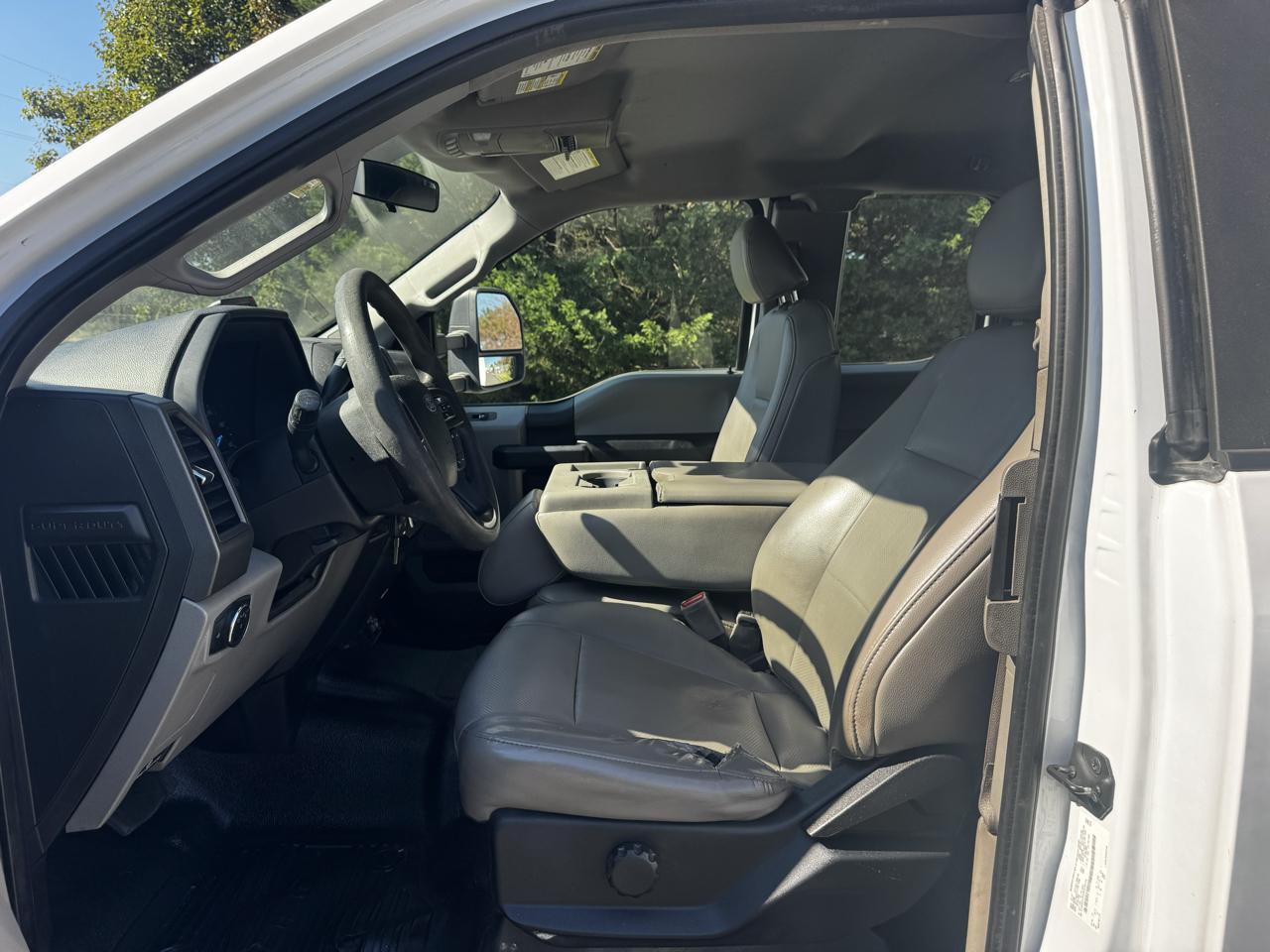 Ford Super Duty F-550 DRW Lariat 2WD SuperCab 168" WB 60" CA 2017
