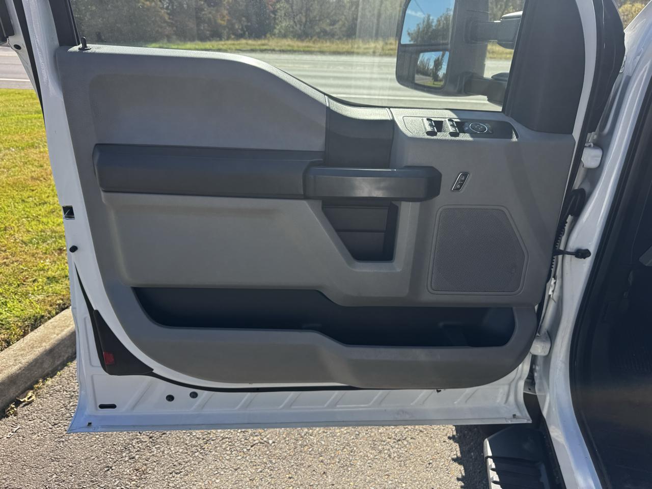 Ford Super Duty F-550 DRW Lariat 2WD SuperCab 168" WB 60" CA 2017