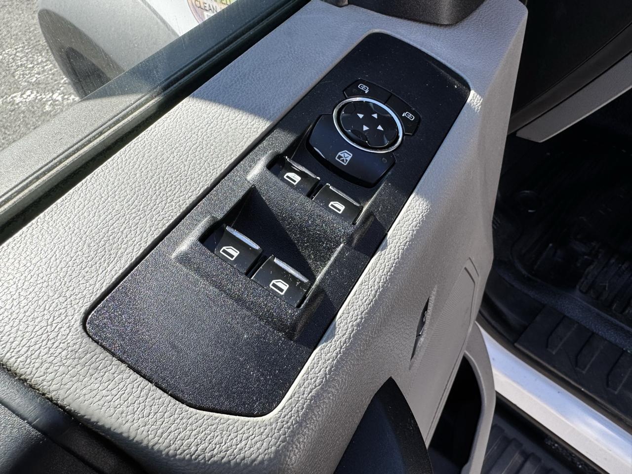 Ford Super Duty F-550 DRW Lariat 2WD SuperCab 168" WB 60" CA 2017