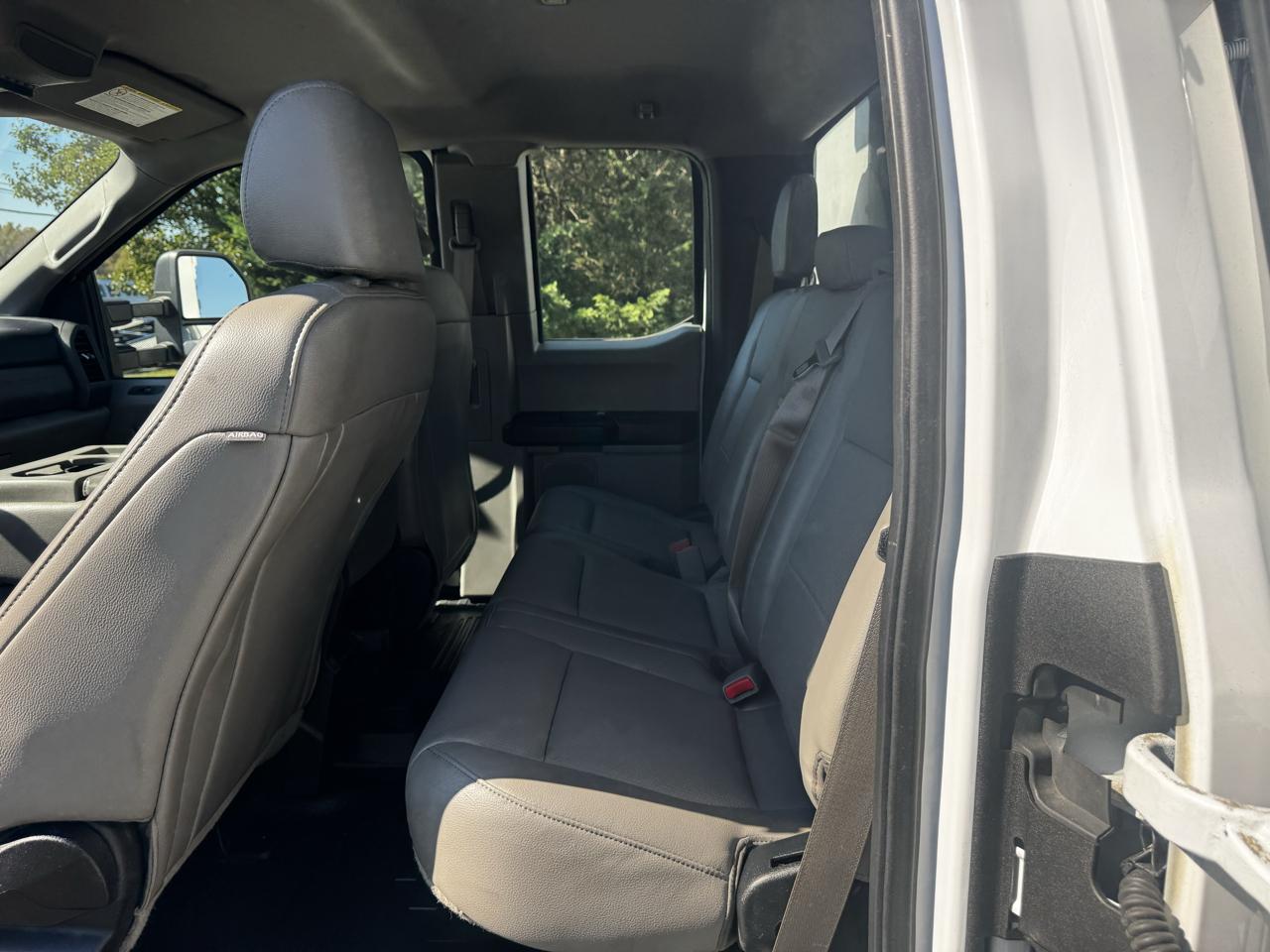 Ford Super Duty F-550 DRW Lariat 2WD SuperCab 168" WB 60" CA 2017
