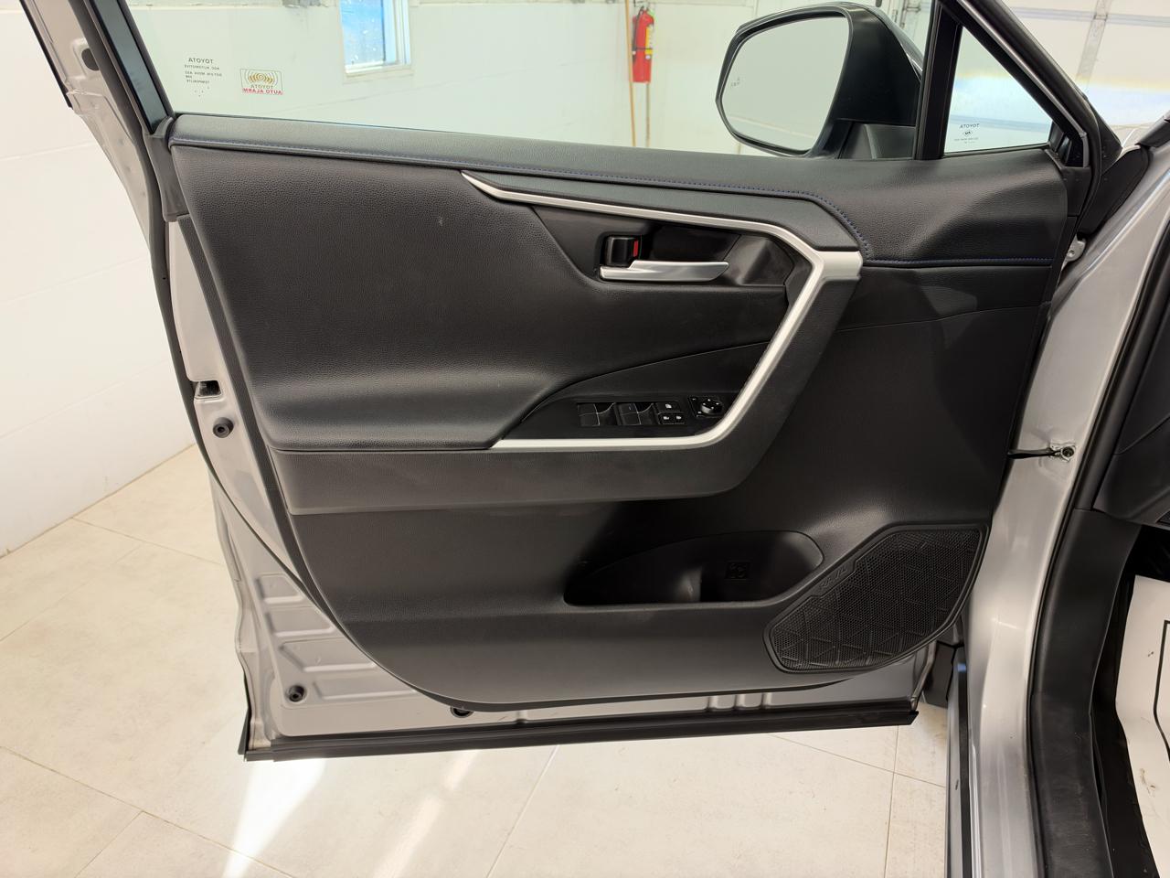 Toyota RAV4 Hybrid XSE AWD (Natl) 2021