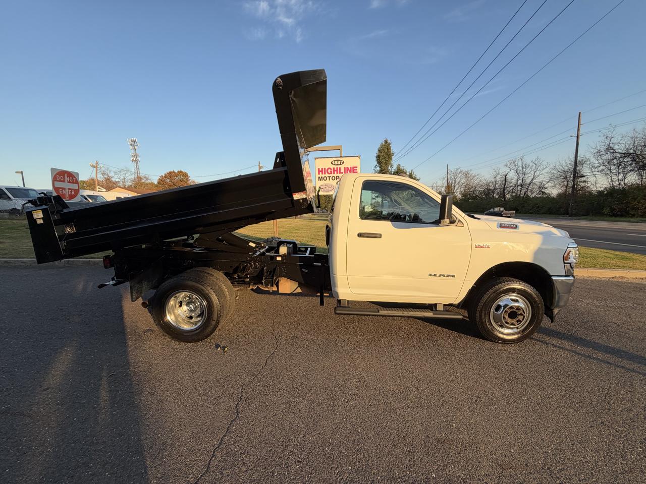 RAM 3500 Chassis Cab Tradesman 4WD Reg Cab 60" CA 143.5" WB 2022