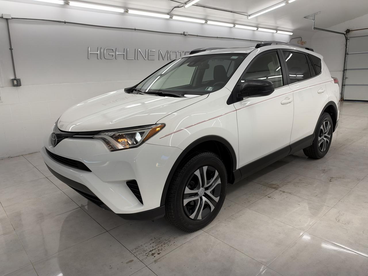 Toyota RAV4 LE FWD (Natl) 2017