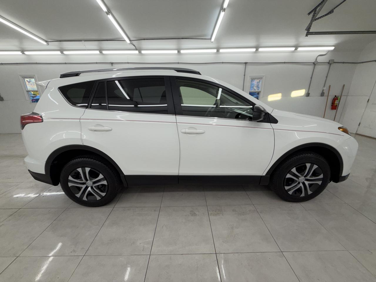 Toyota RAV4 LE FWD (Natl) 2017
