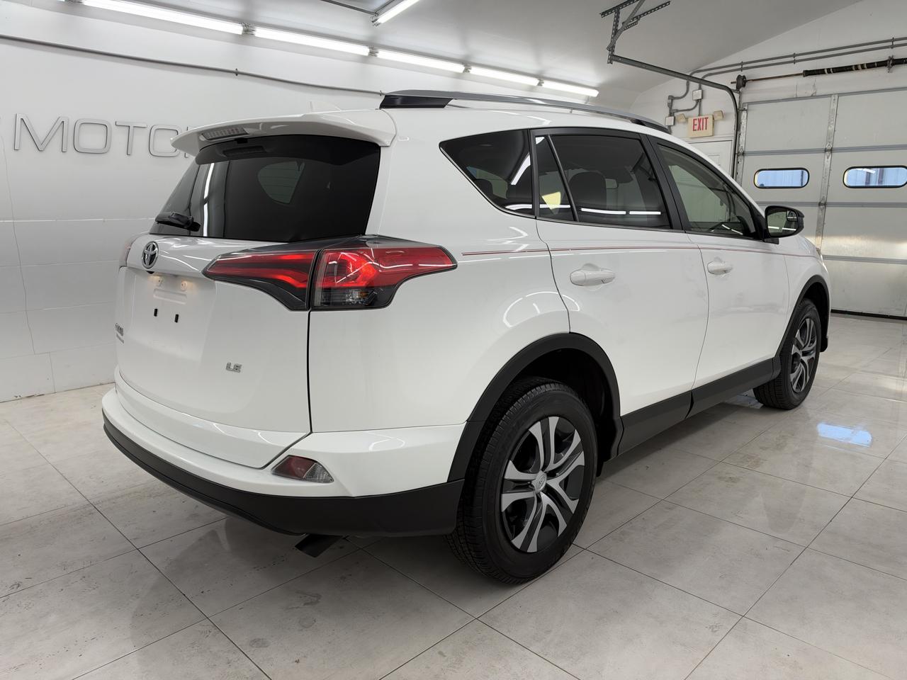 Toyota RAV4 LE FWD (Natl) 2017