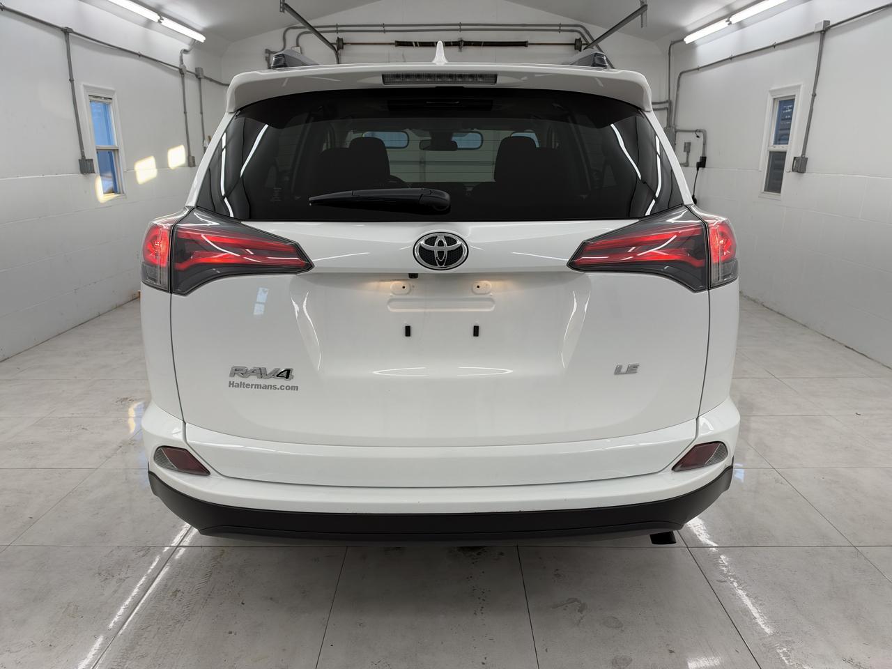 Toyota RAV4 LE FWD (Natl) 2017