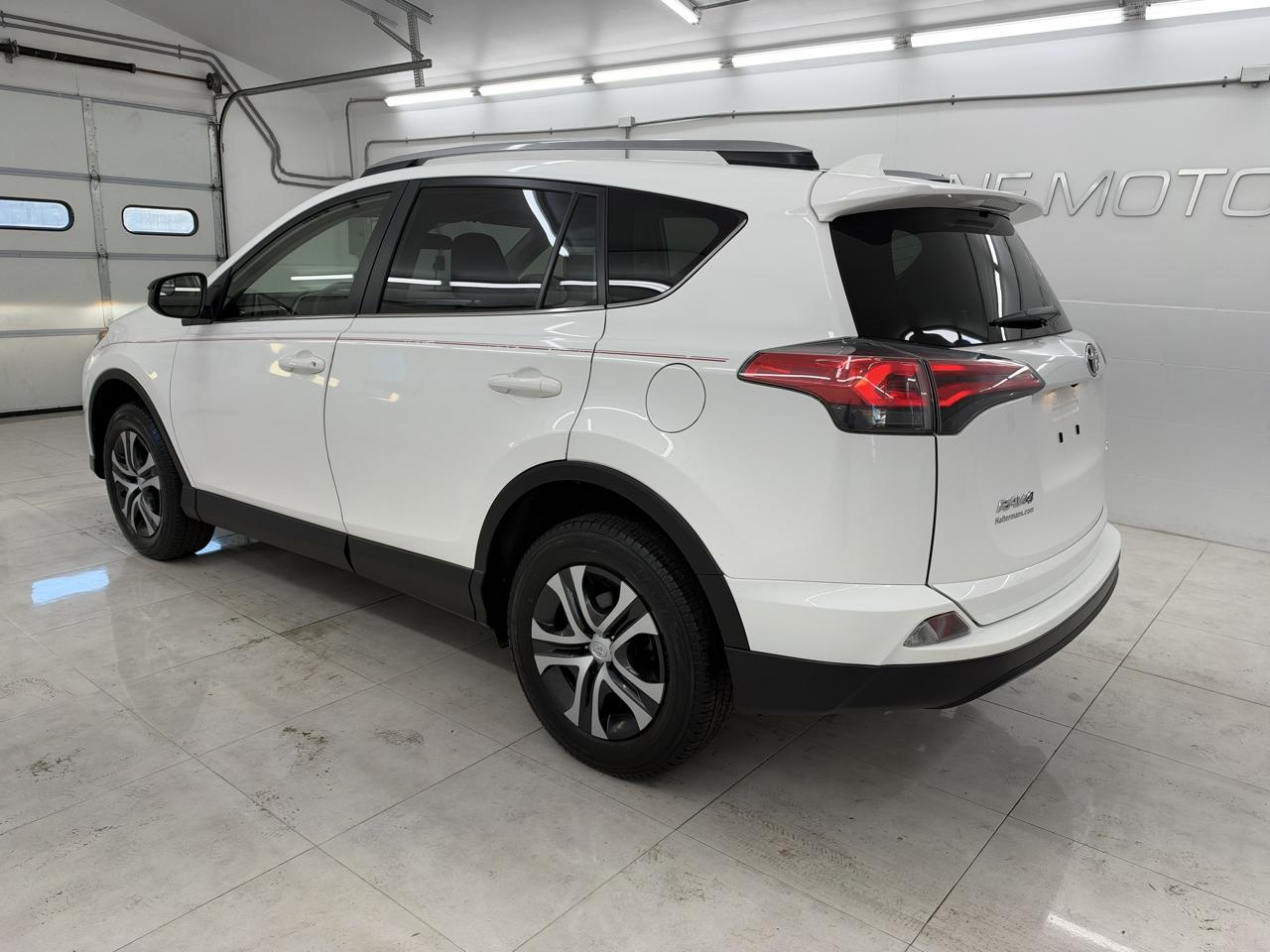 Toyota RAV4 LE FWD (Natl) 2017