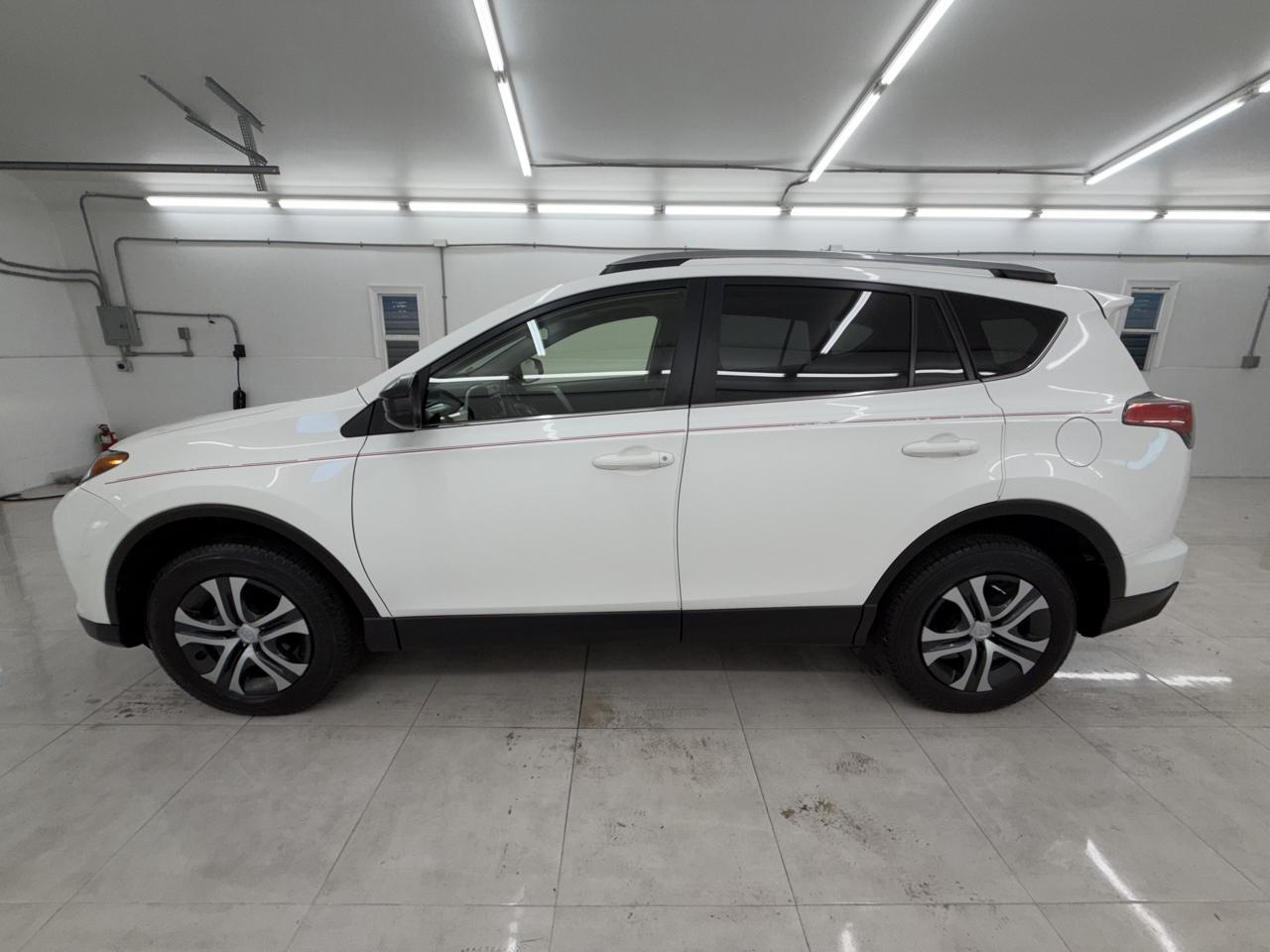 Toyota RAV4 LE FWD (Natl) 2017