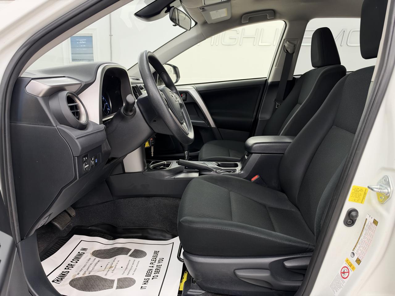 Toyota RAV4 LE FWD (Natl) 2017