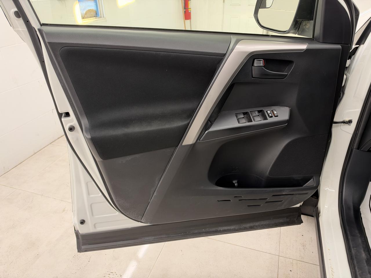 Toyota RAV4 LE FWD (Natl) 2017