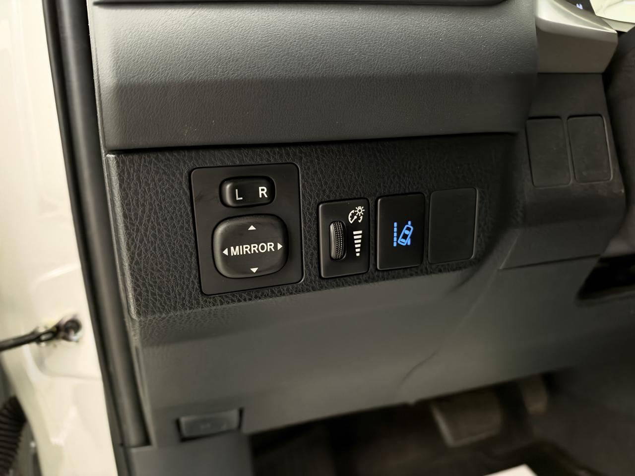 Toyota RAV4 LE FWD (Natl) 2017