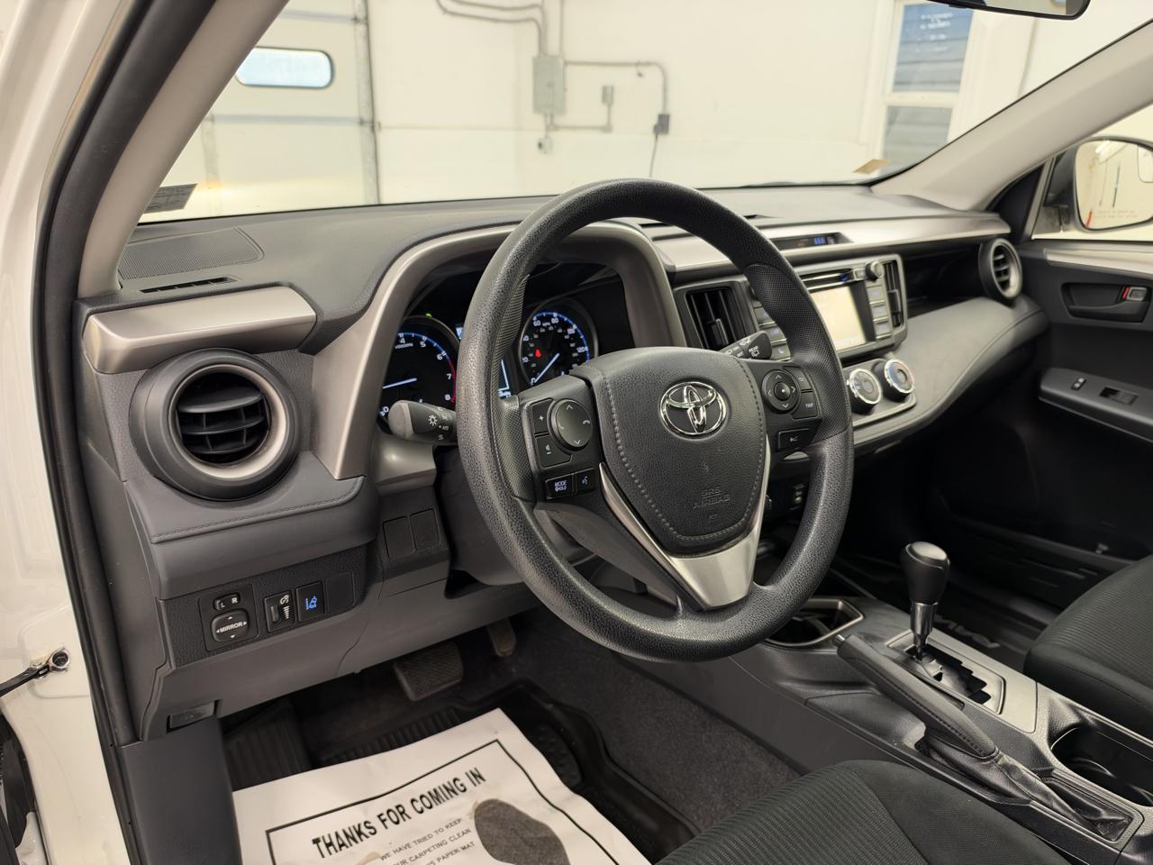 Toyota RAV4 LE FWD (Natl) 2017