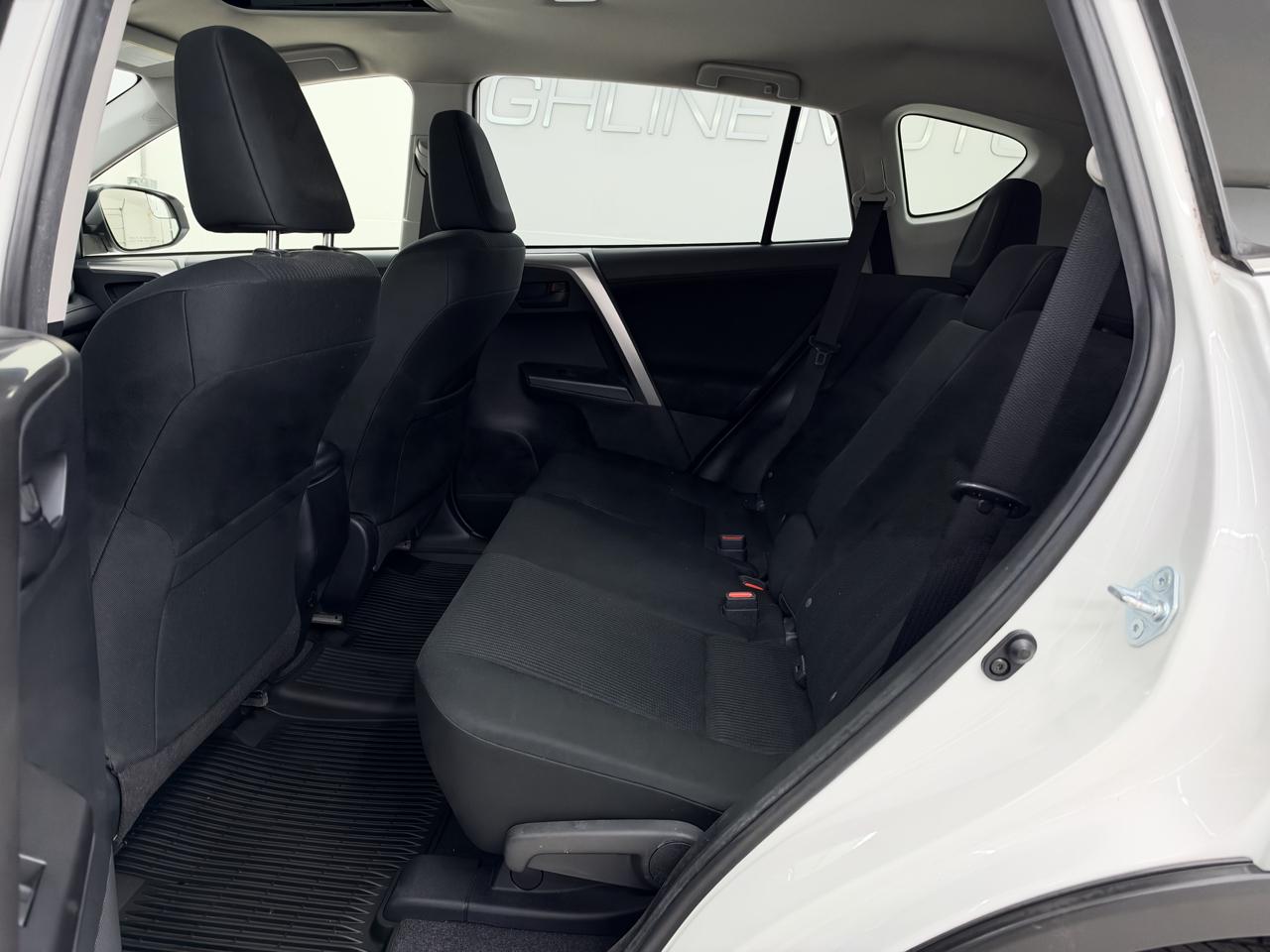 Toyota RAV4 LE FWD (Natl) 2017