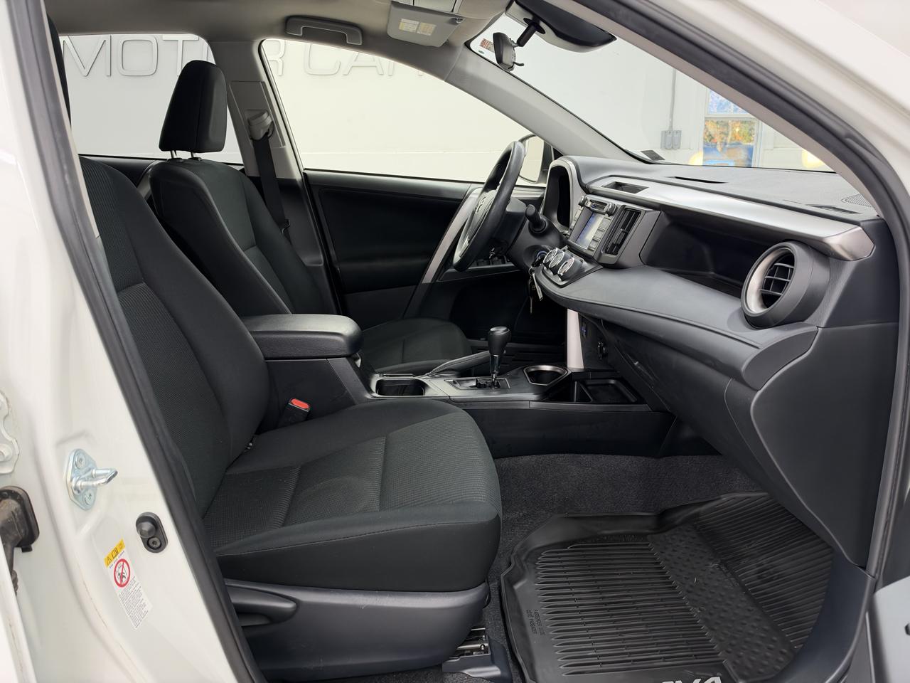 Toyota RAV4 LE FWD (Natl) 2017