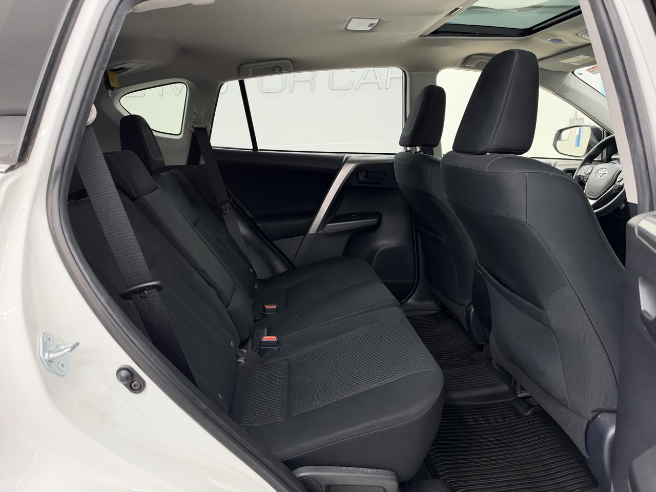 Toyota RAV4 LE FWD (Natl) 2017