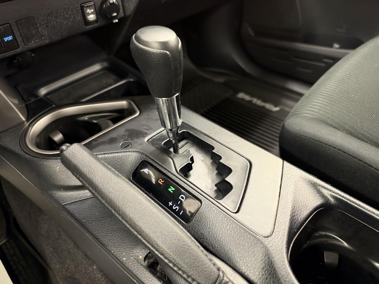 Toyota RAV4 LE FWD (Natl) 2017