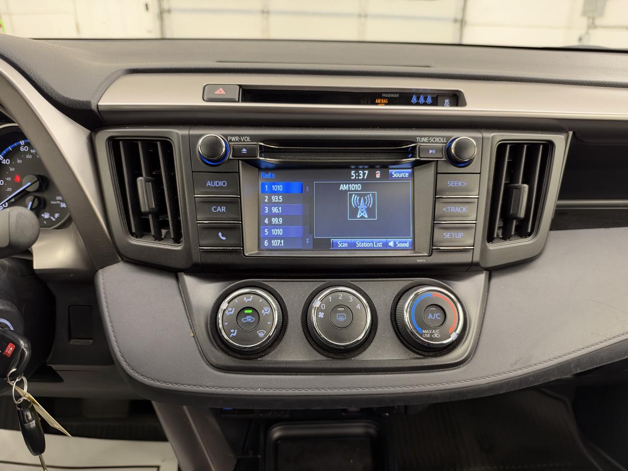 Toyota RAV4 LE FWD (Natl) 2017