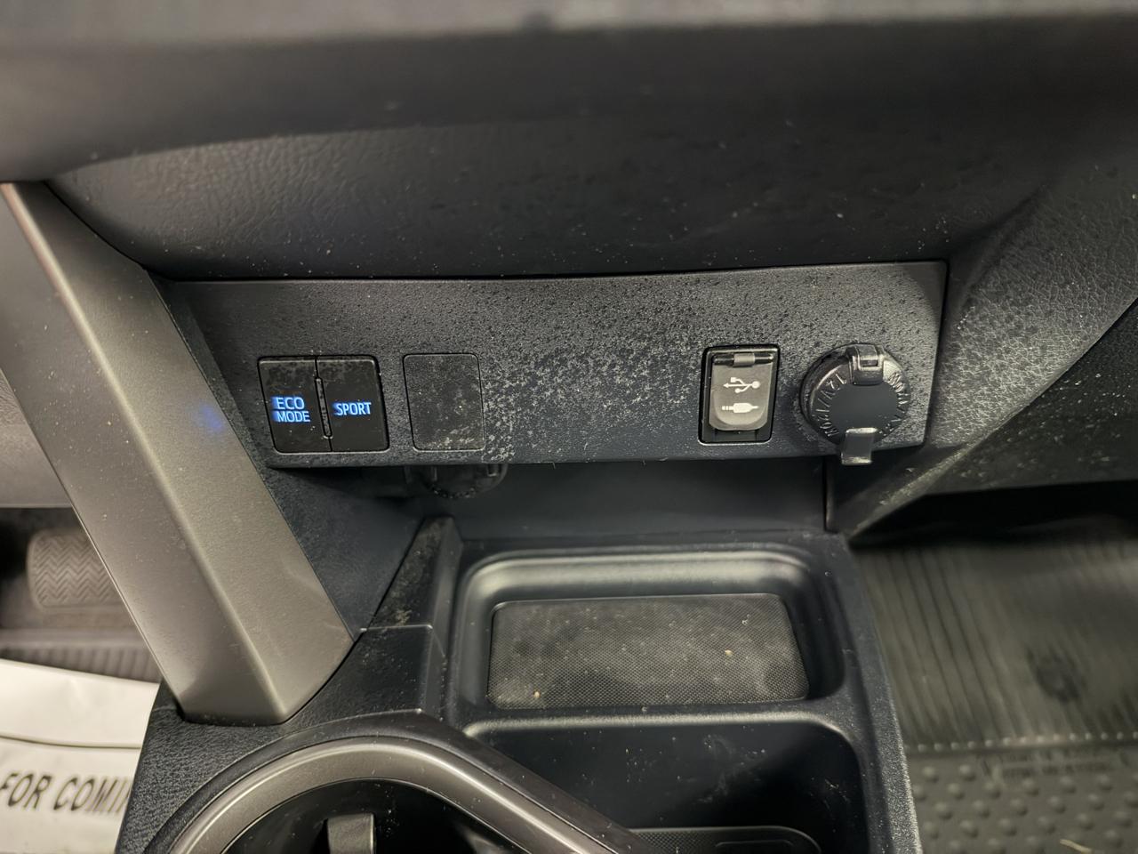 Toyota RAV4 LE FWD (Natl) 2017