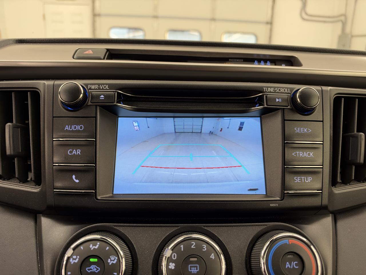 Toyota RAV4 LE FWD (Natl) 2017
