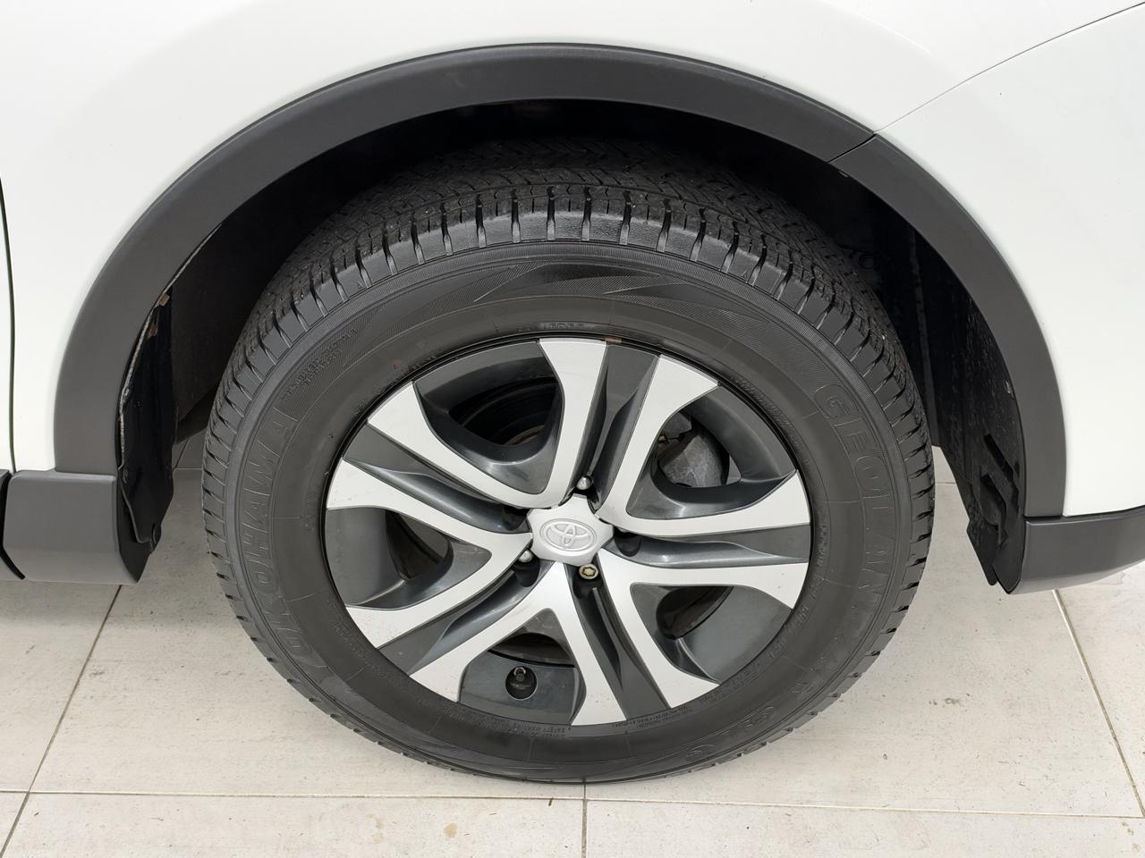 Toyota RAV4 LE FWD (Natl) 2017