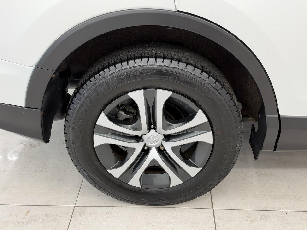 Toyota RAV4 LE FWD (Natl) 2017