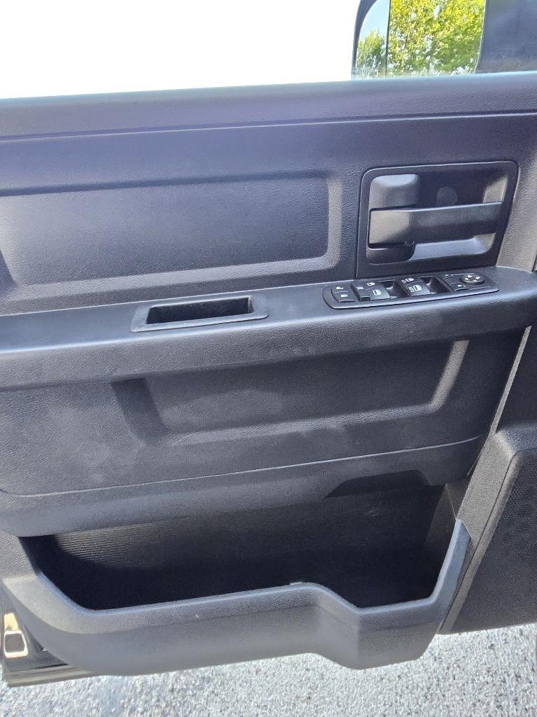 RAM 1500 Tradesman Crew Cab SWB 4WD 2015