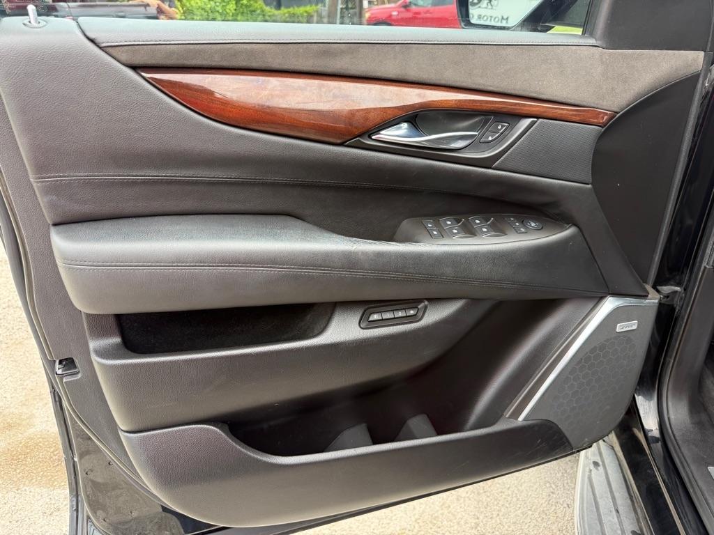 Cadillac Escalade Luxury 2WD 2016