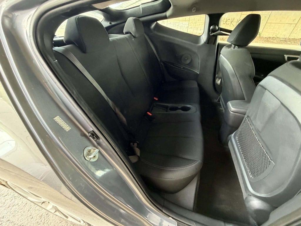 Hyundai Veloster Base 6MT 2017