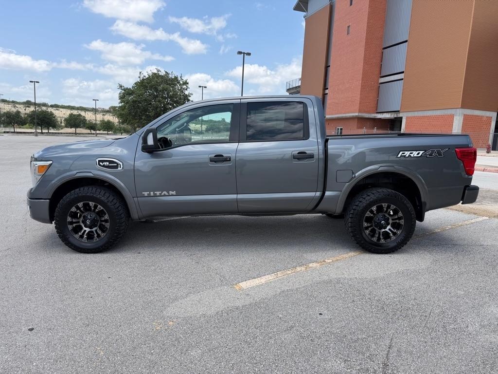 Nissan Titan SV Crew Cab 4WD 2017