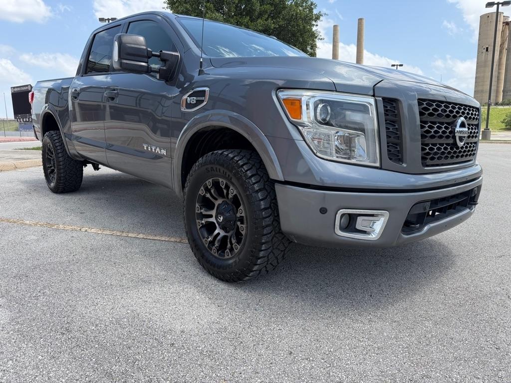 Nissan Titan SV Crew Cab 4WD 2017