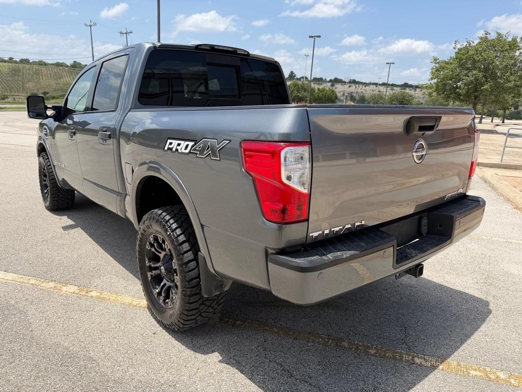 Nissan Titan SV Crew Cab 4WD 2017