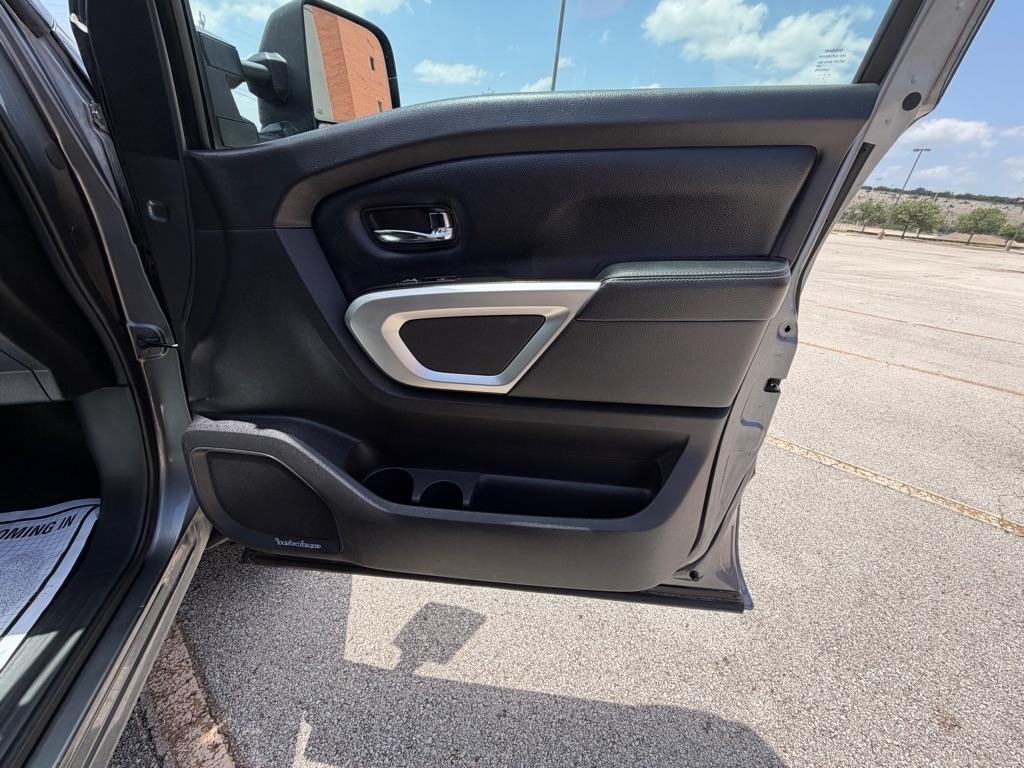 Nissan Titan SV Crew Cab 4WD 2017