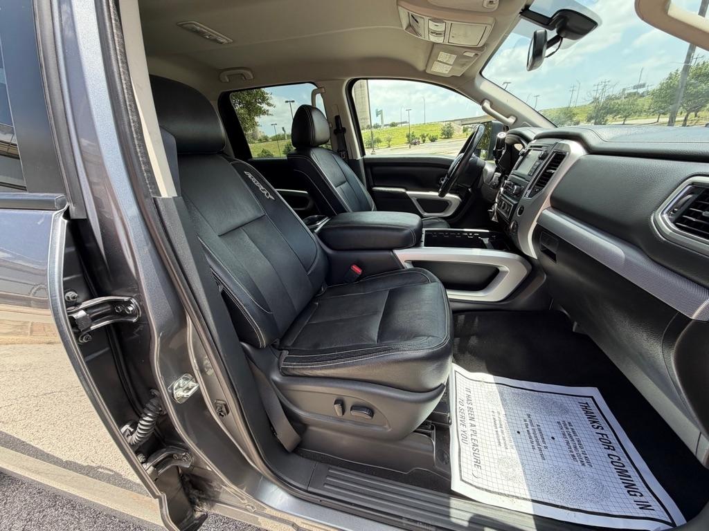 Nissan Titan SV Crew Cab 4WD 2017