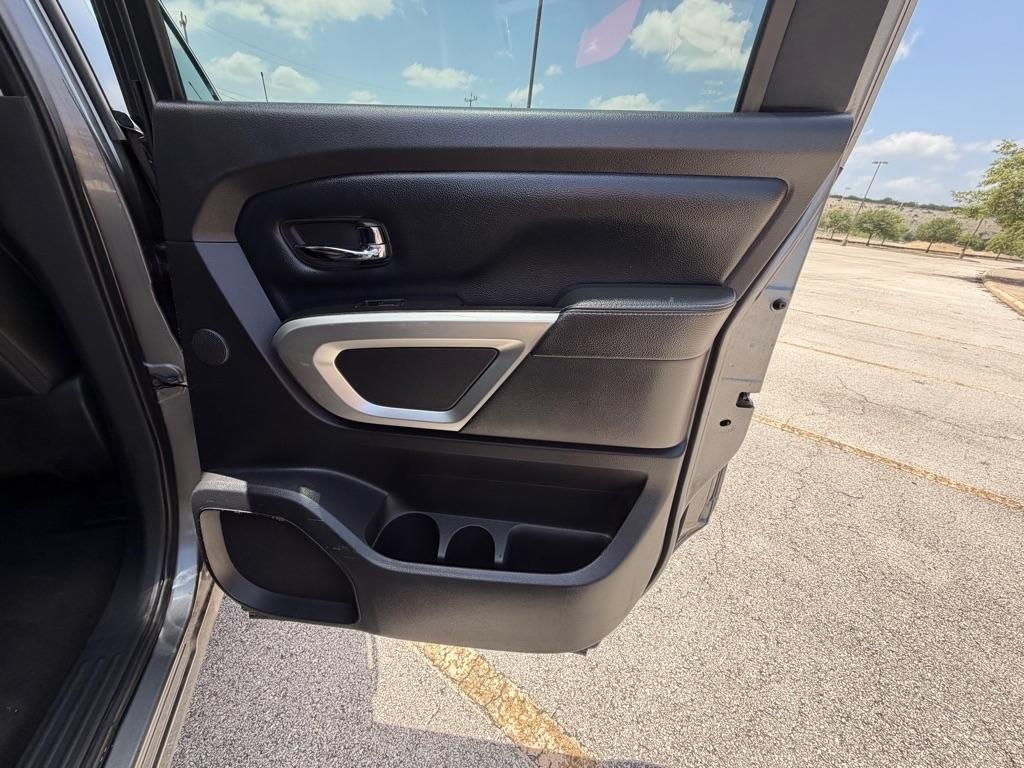 Nissan Titan SV Crew Cab 4WD 2017