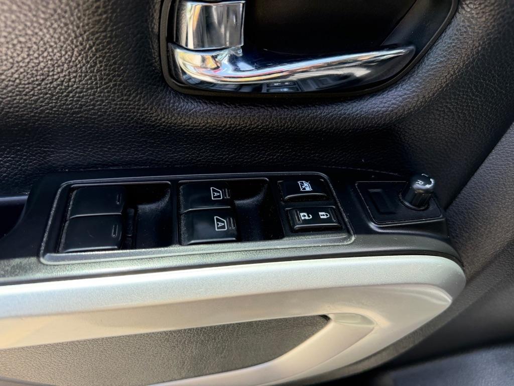 Nissan Titan SV Crew Cab 4WD 2017