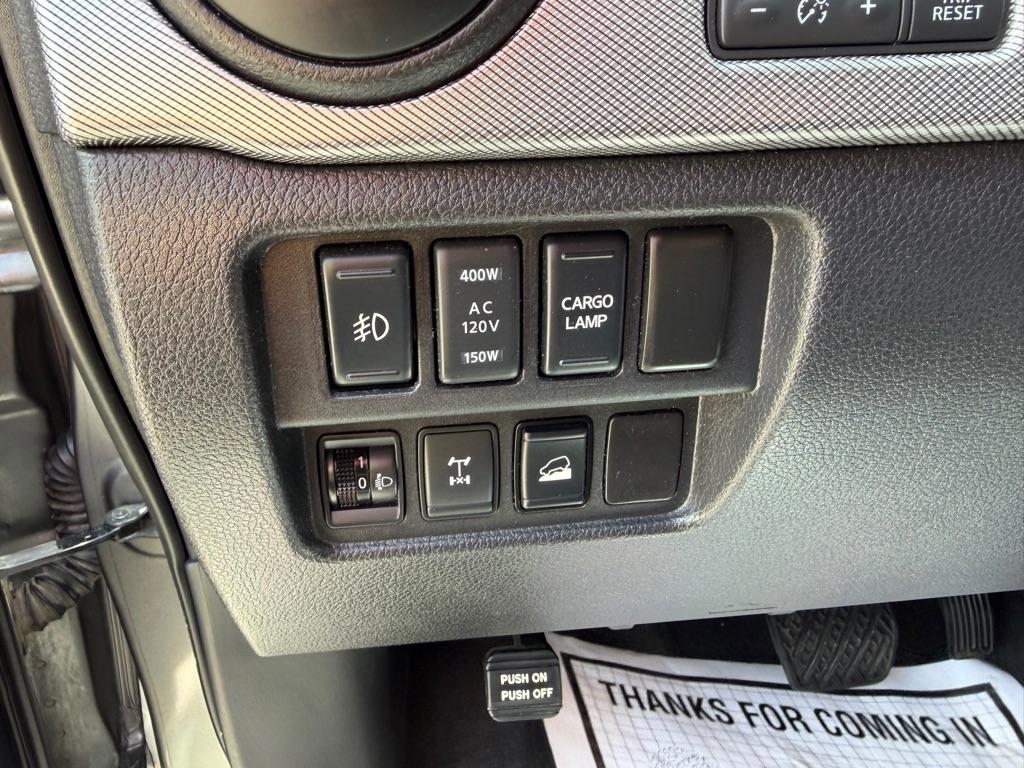 Nissan Titan SV Crew Cab 4WD 2017