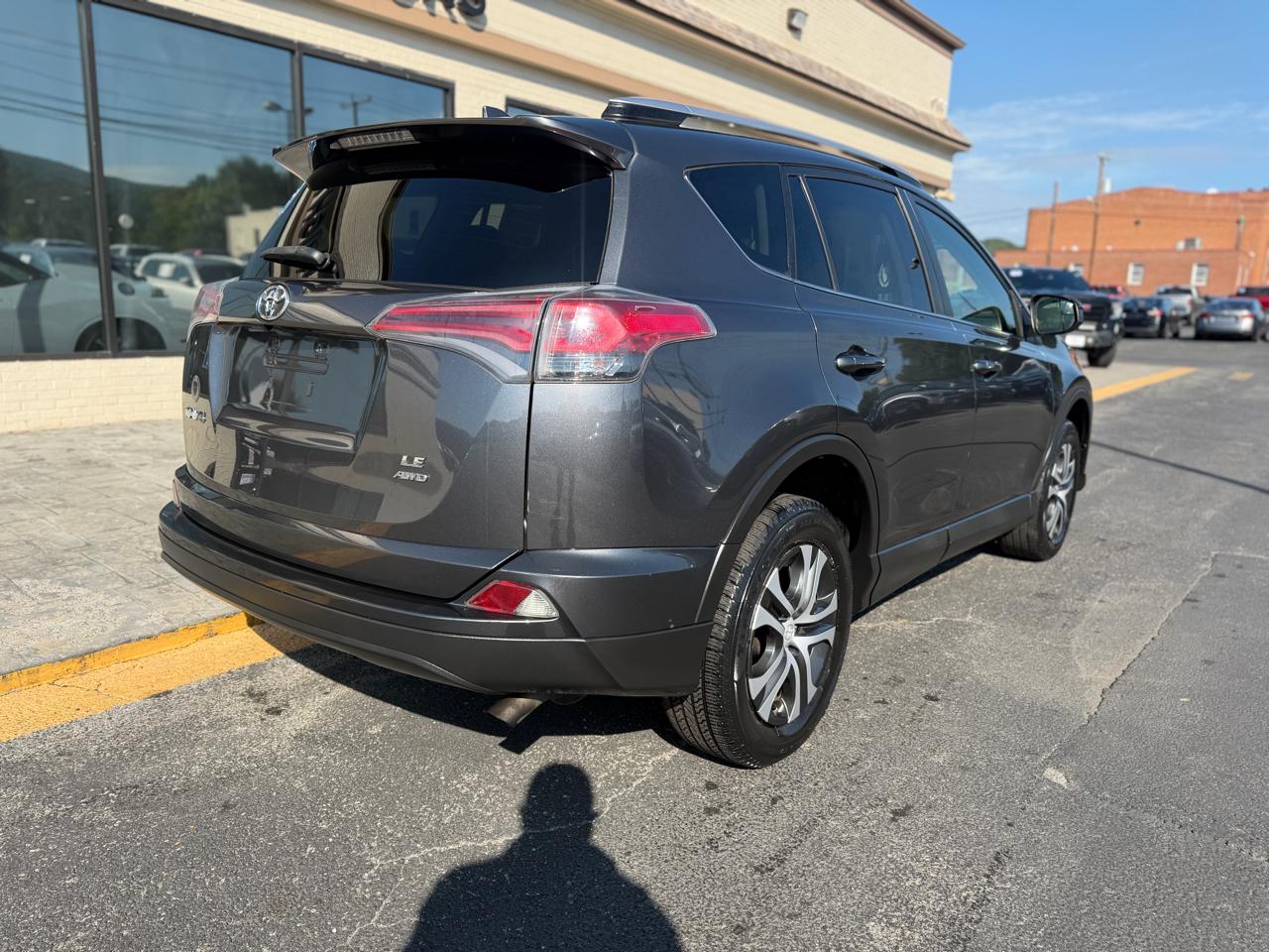 Toyota RAV4 LE AWD 2016