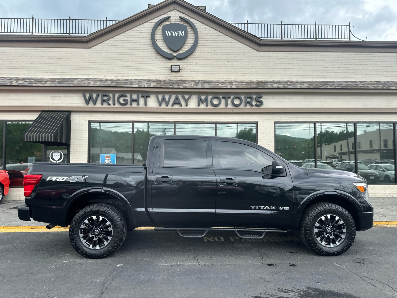 2019 Nissan Titan PRO-4X Crew Cab photo 2