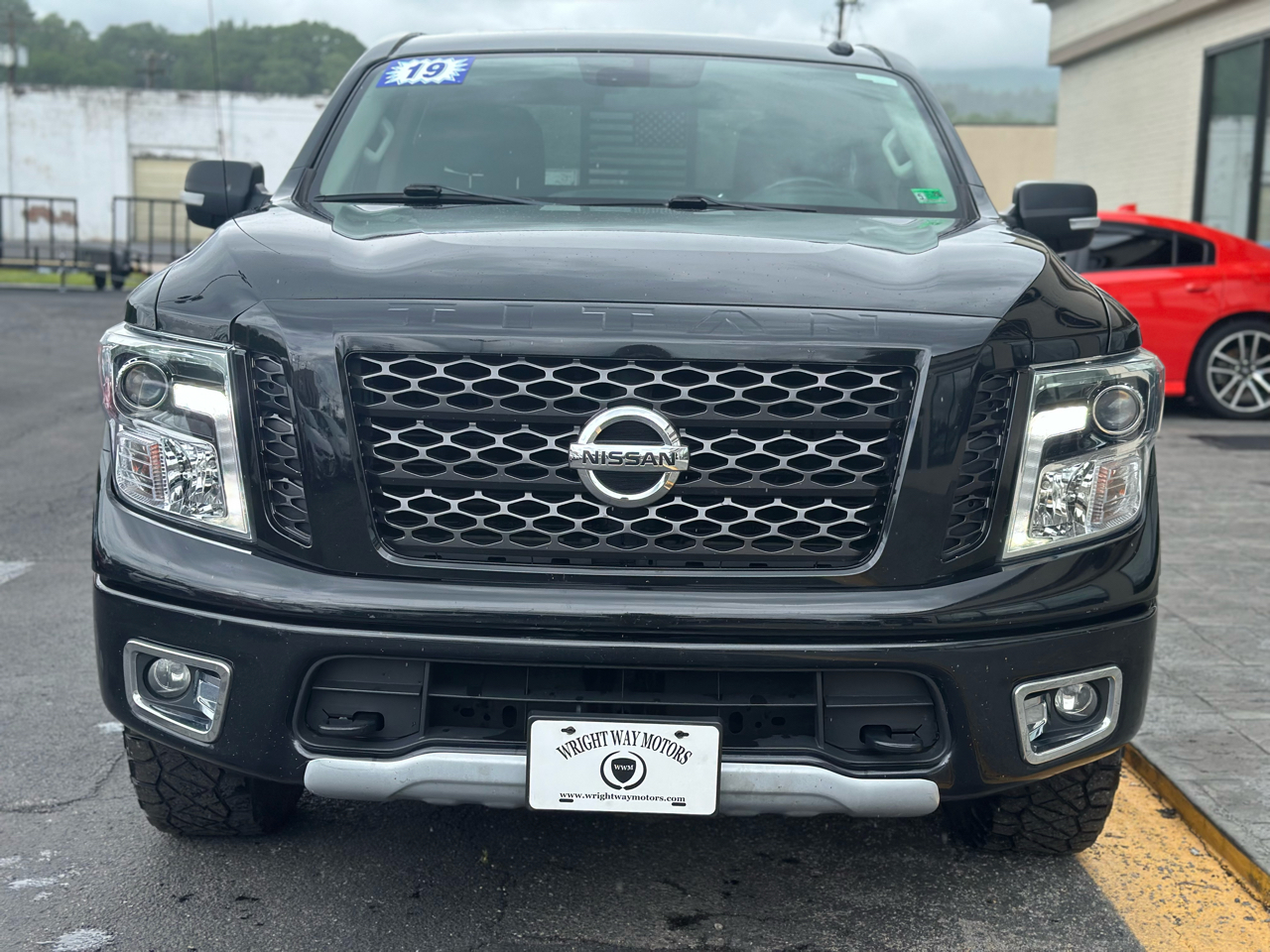 2019 Nissan Titan PRO-4X Crew Cab photo 4