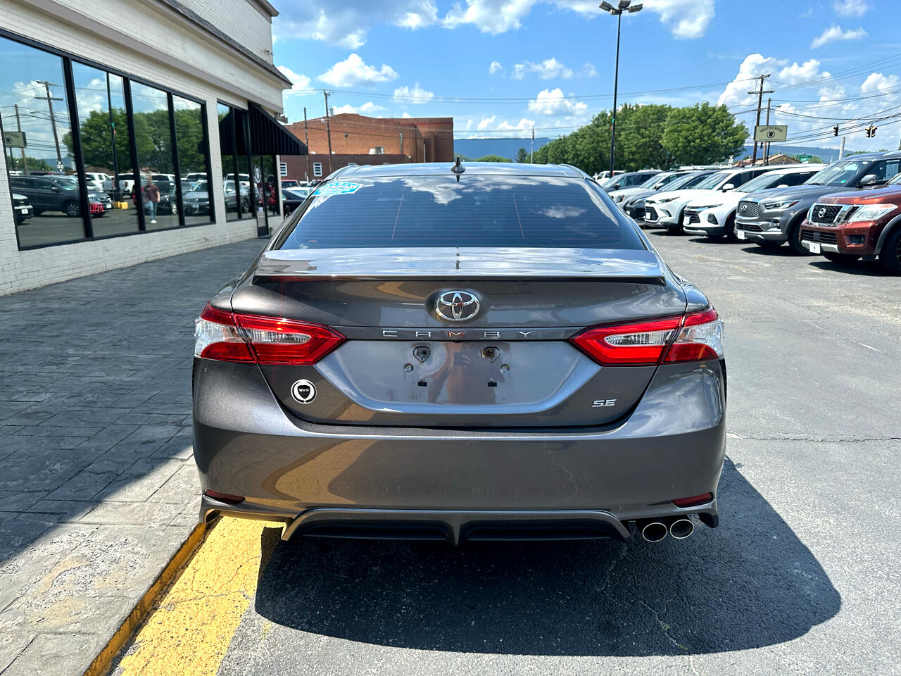 2020 Toyota Camry SE photo 4