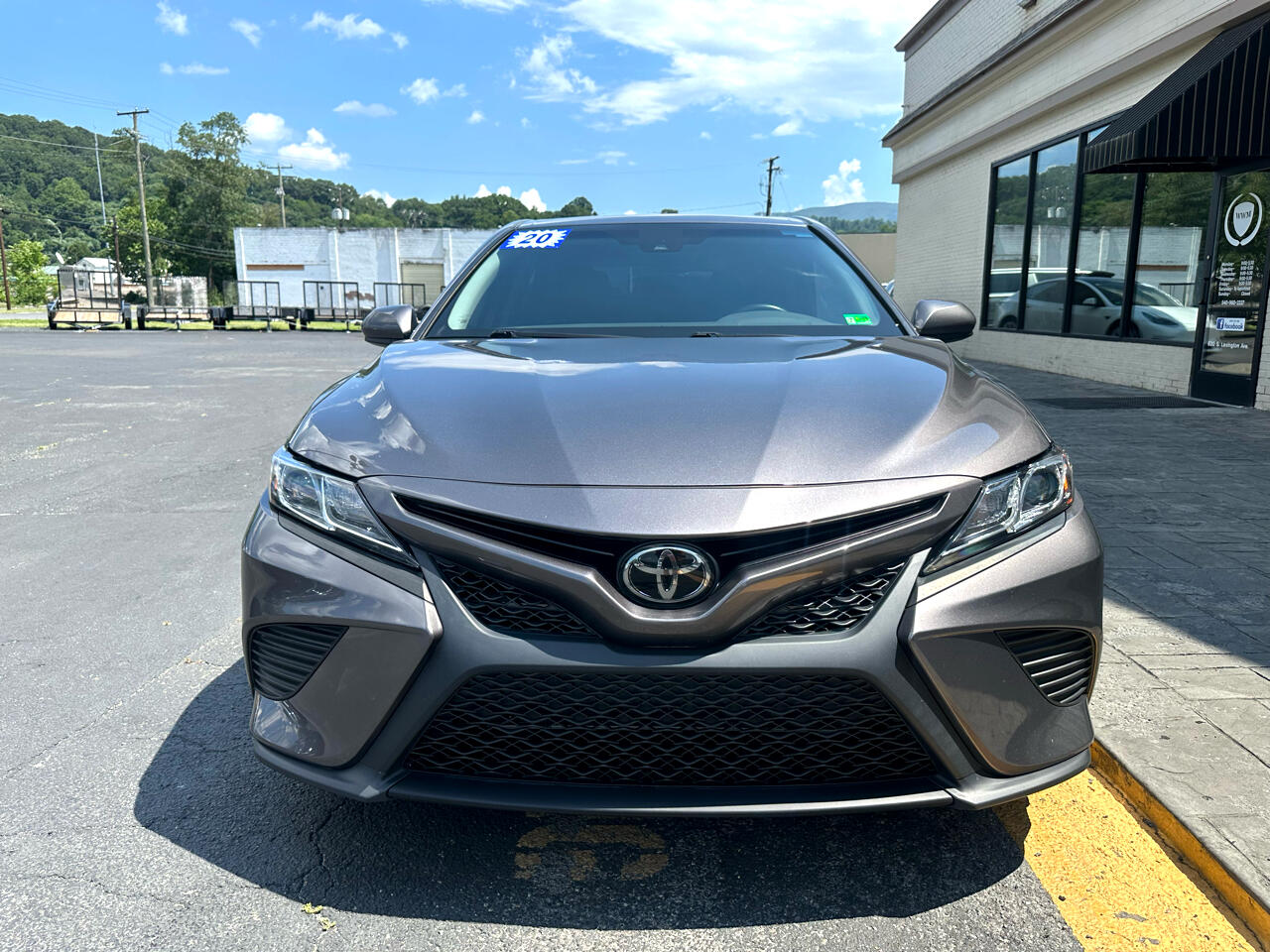 2020 Toyota Camry SE photo 5