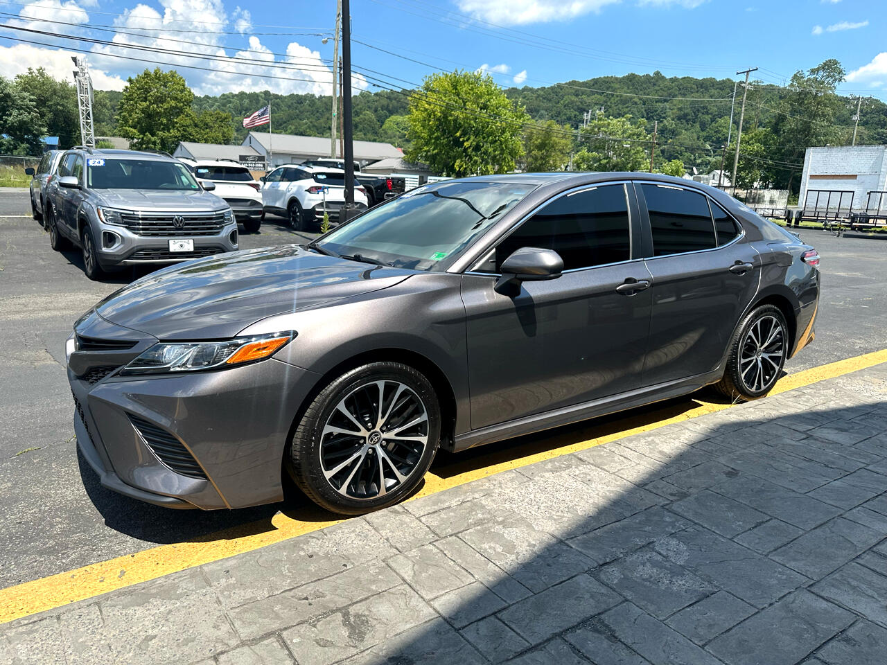 2020 Toyota Camry SE photo 6