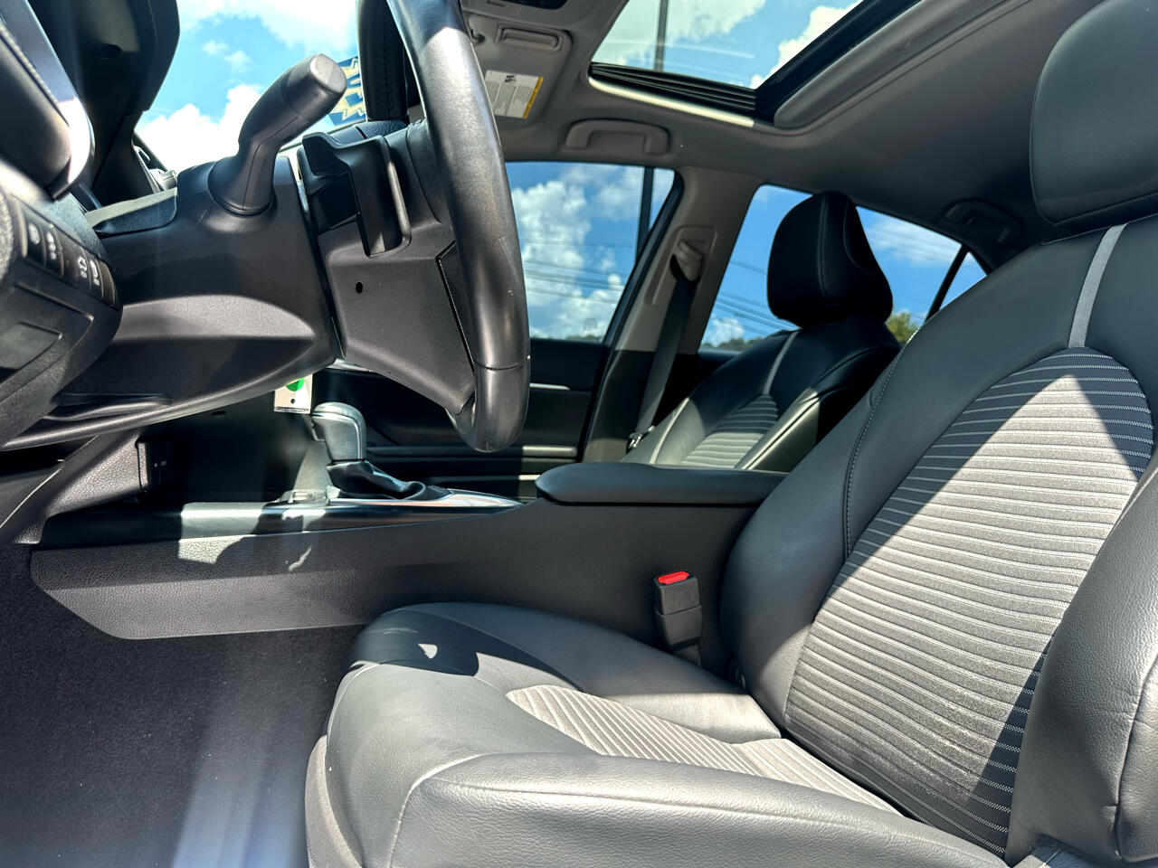 2020 Toyota Camry SE photo 7
