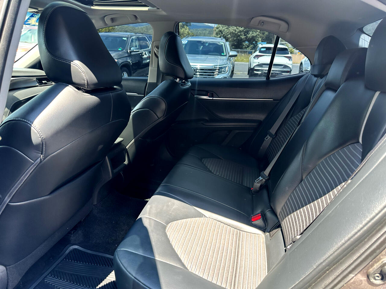 2020 Toyota Camry SE photo 9