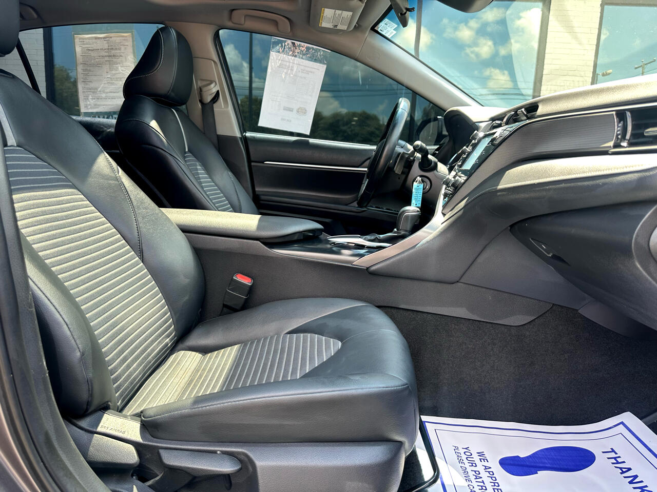2020 Toyota Camry SE photo 11